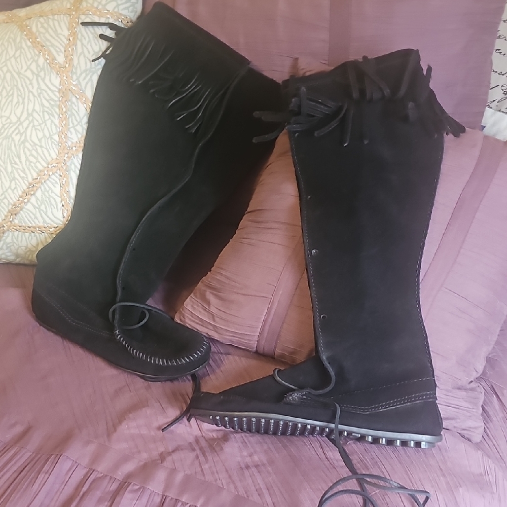 NWOT Minnetonka Black Suede Lace-Up Fringe Boots